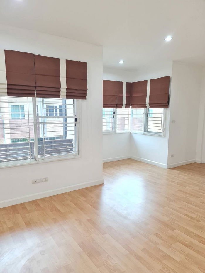 รูป บ้านใหม่พร้อมอยู่ เจ้าของขายเอง ติดถนนใหญ่ ไม่ต้องเข้าซอย - รูปที่ 10/15
