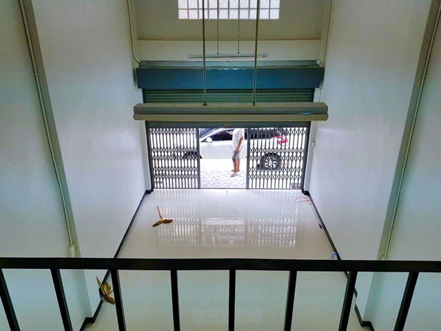 picture Along KhlongThawi Watthana 5-story commercial building for rent rooftop Victoria Gardens 500m. MRT - 3/8