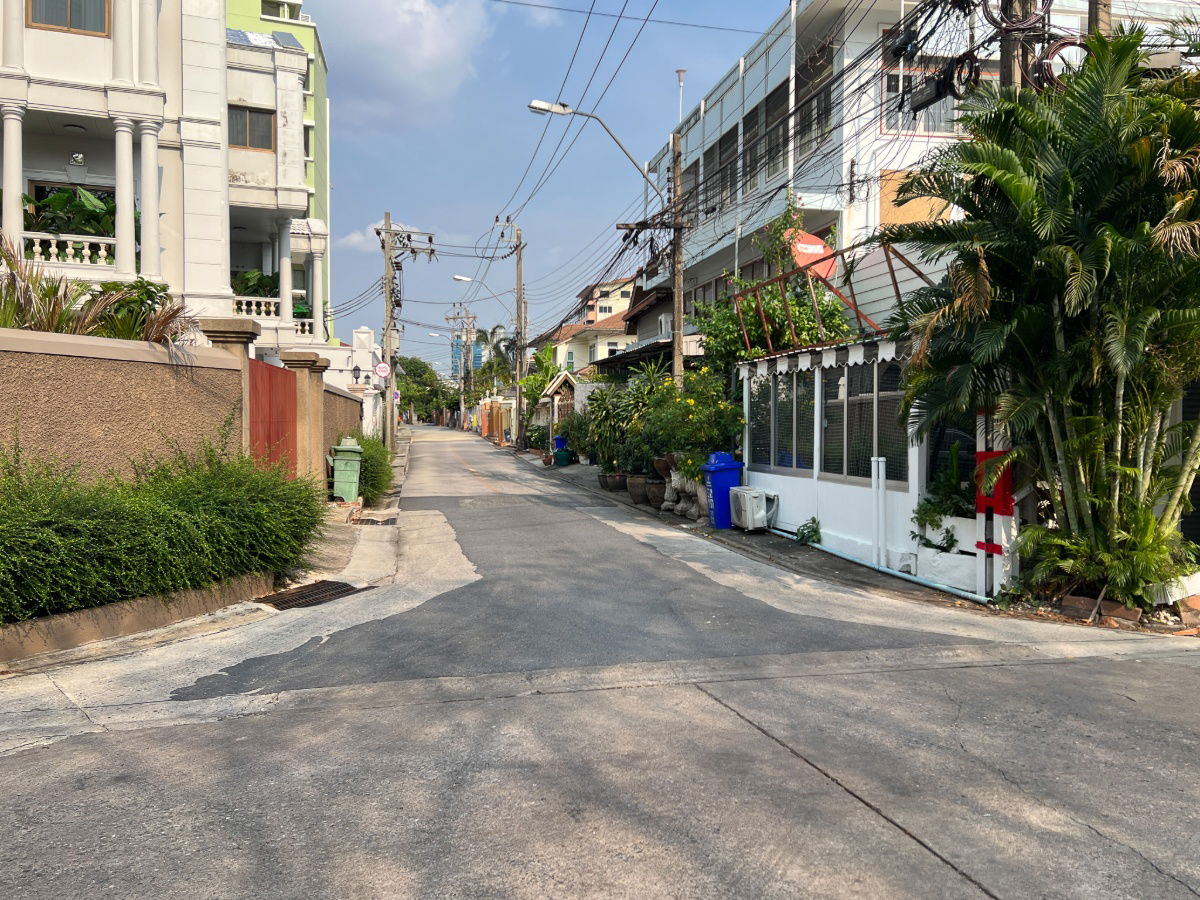 picture 🏡 Prime Land for Sale – 443 sq.wah in Soi Phahonyothin 24, Yak 8! Only 900m from BTS Phahonyothin 24. Ideal for residential or investment. - 4/10