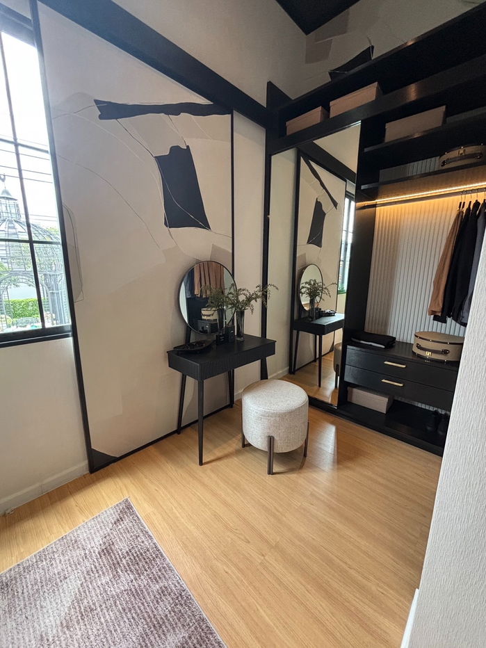 picture Showroom 2-storey townhome for sale, fully furnished, ready to move in, located in t🏡 he prime Pattanakarn area, within a Sansiri development. - 10/14