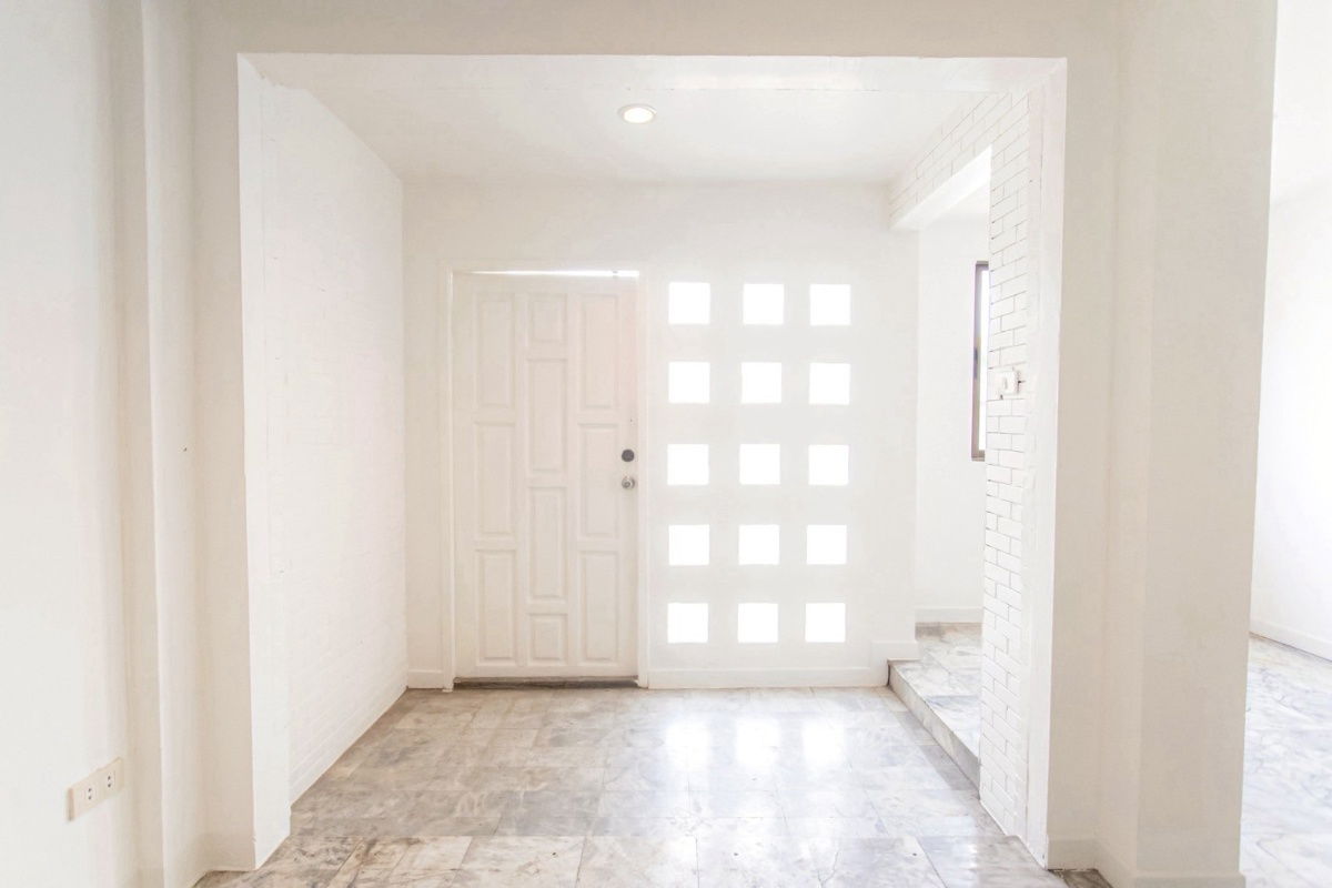 picture S348 🎼 3-storey townhouse, Soi Inthamara 35, newly renovated, suitable for an office, only 6.5 million baht, ready to transfer for free. - 11/23
