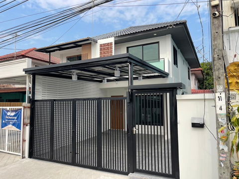 For sale: townhouse 25.5 sq.w. in Phra Pin 4 Village, Phetkasem 81, Bang Bon 5 Road.