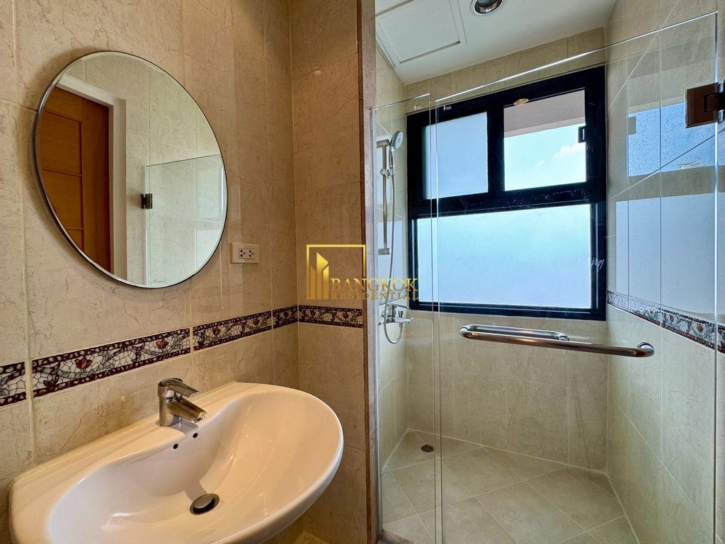 รูป Renovated 3 Bedroom Apartment For Rent in Phrom Phong - BR21064AP - รูปที่ 32/47