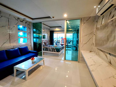 Condos for rent Central Pattaya Road : Newly Renovated Seaview Condo – View Talay 6, Pattaya Beach