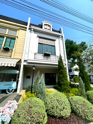 Townhouses for sale : Showroom 2-storey townhome for sale, fully furnished, ready to move in, located in t🏡 he prime Pattanakarn area, within a Sansiri development.