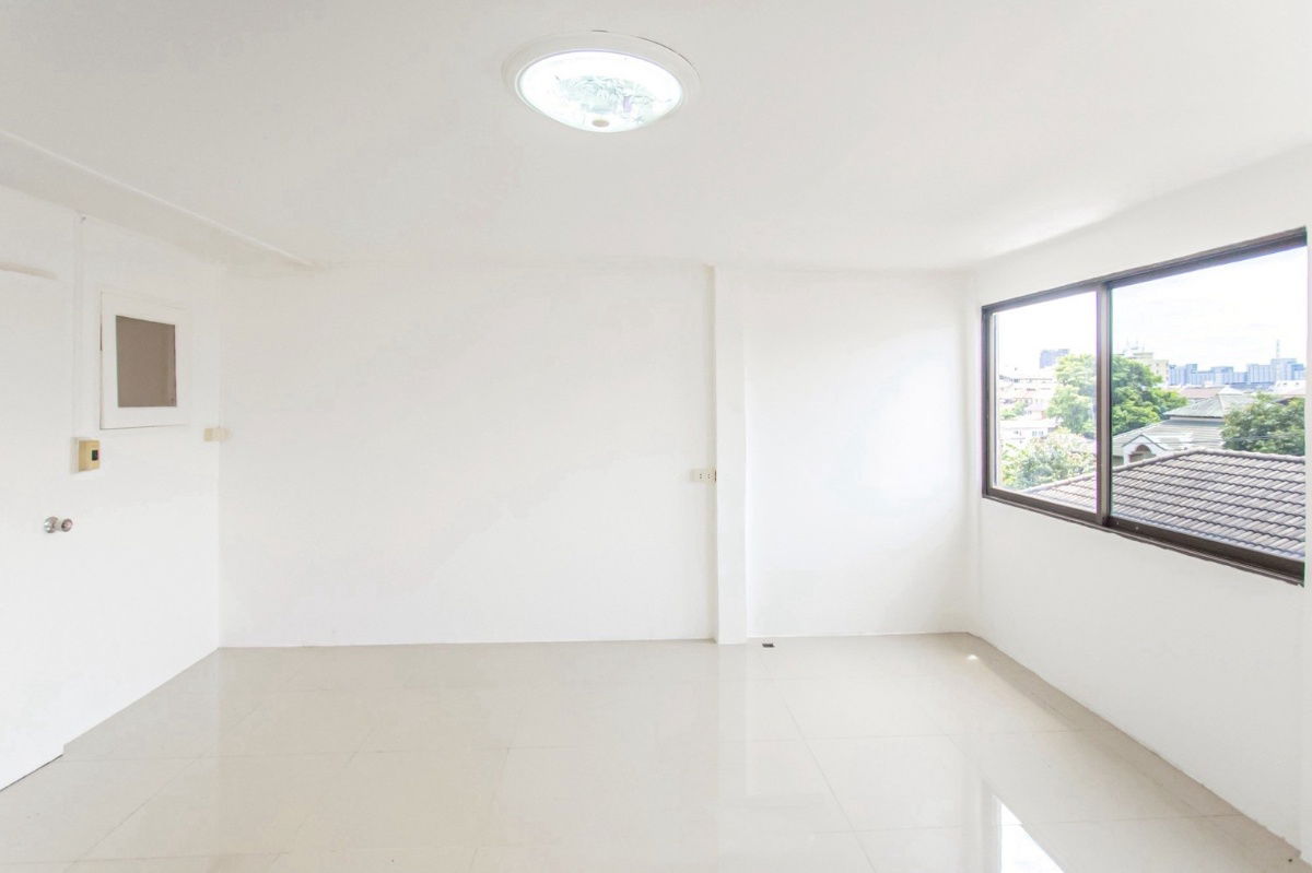 picture S348 🎼 3-storey townhouse, Soi Inthamara 35, newly renovated, suitable for an office, only 6.5 million baht, ready to transfer for free. - 3/23