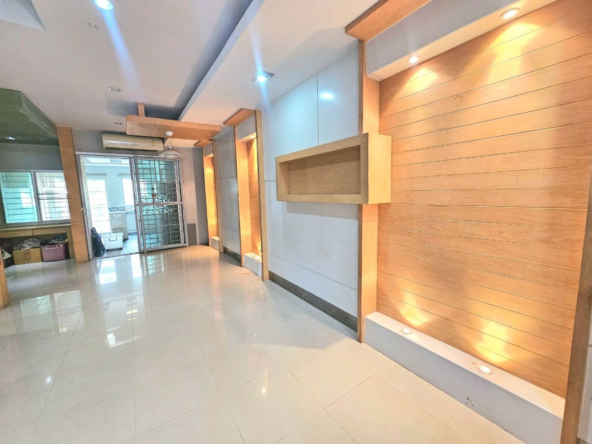 picture Prime Corner Home in a Golden Location! Luxury 3-Storey Townhome – Baan Klang Muang Swiss Town, Kaset–Nawamin - 12/17
