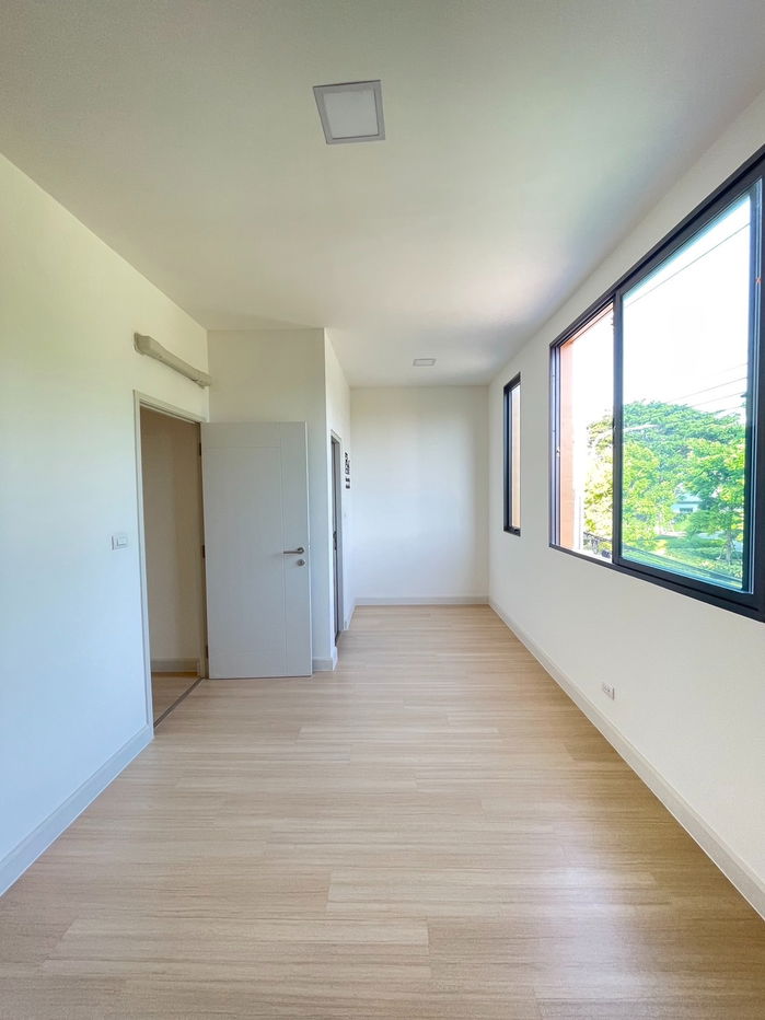 picture Townhouse for sale in front of the garden, best location in the project, 12 meter wide road. - 9/13