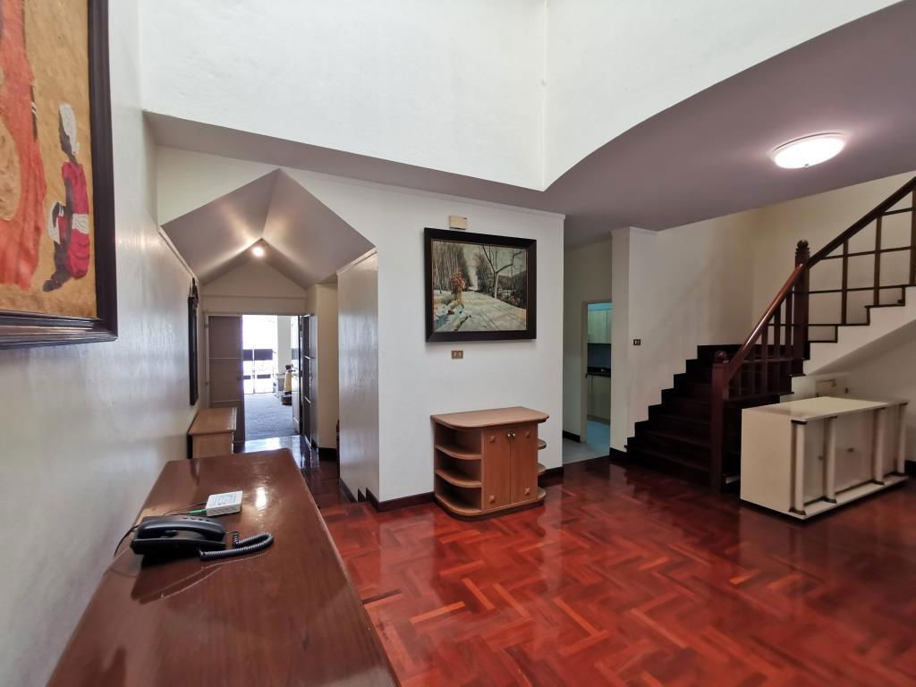 picture Townhouse for rent, 24-hour security, 3 floors, 4 bedrooms, 5 bathrooms, area over 350 sq m. Vibhavadi Rangsit-Ratchadaphisek - 16/57