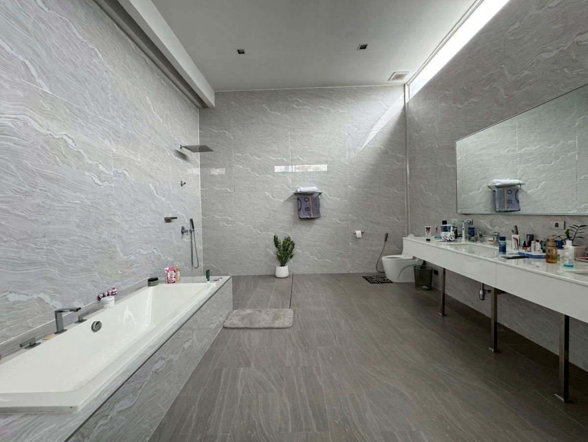 picture Spacious space like a house! Exclusive Penthouse for rent at Ekkamai. - 2/10