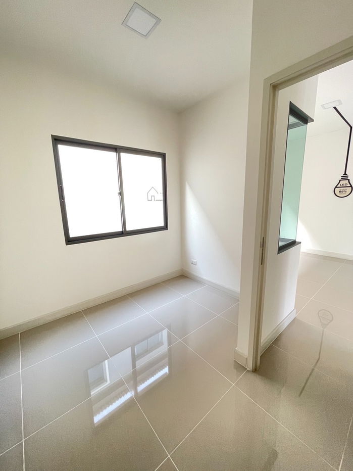 picture Townhouse for sale in front of the garden, best location in the project, 12 meter wide road. - 6/13