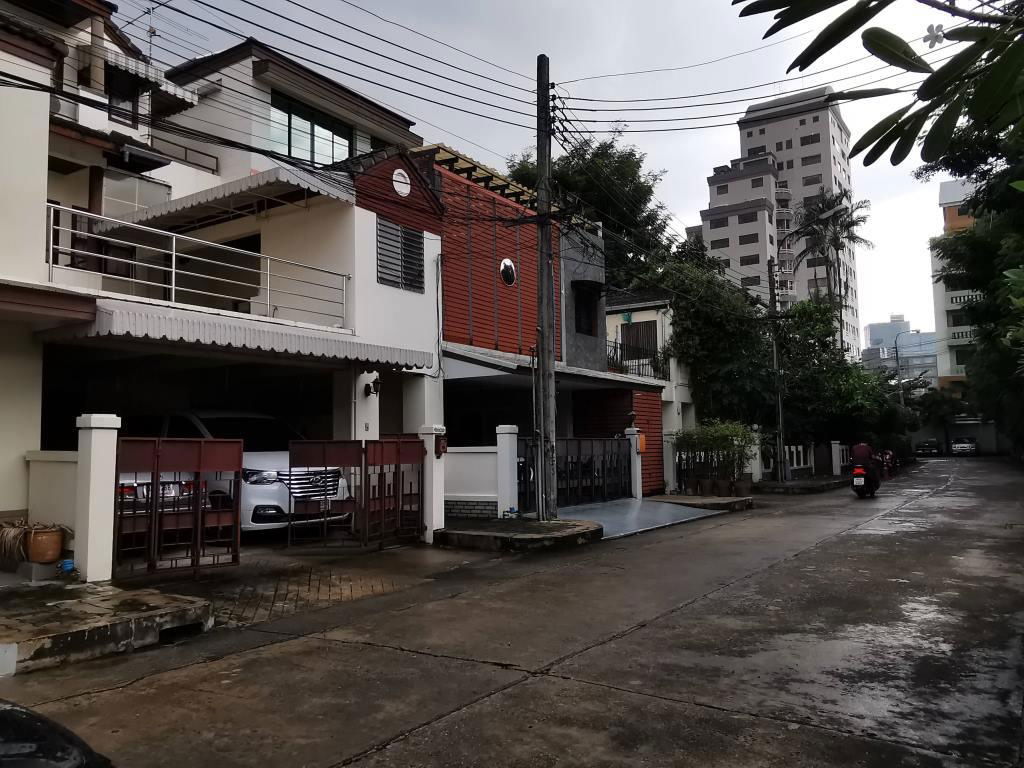 picture Townhouse for rent, 24-hour security, 3 floors, 4 bedrooms, 5 bathrooms, area over 350 sq m. Vibhavadi Rangsit-Ratchadaphisek - 57/57