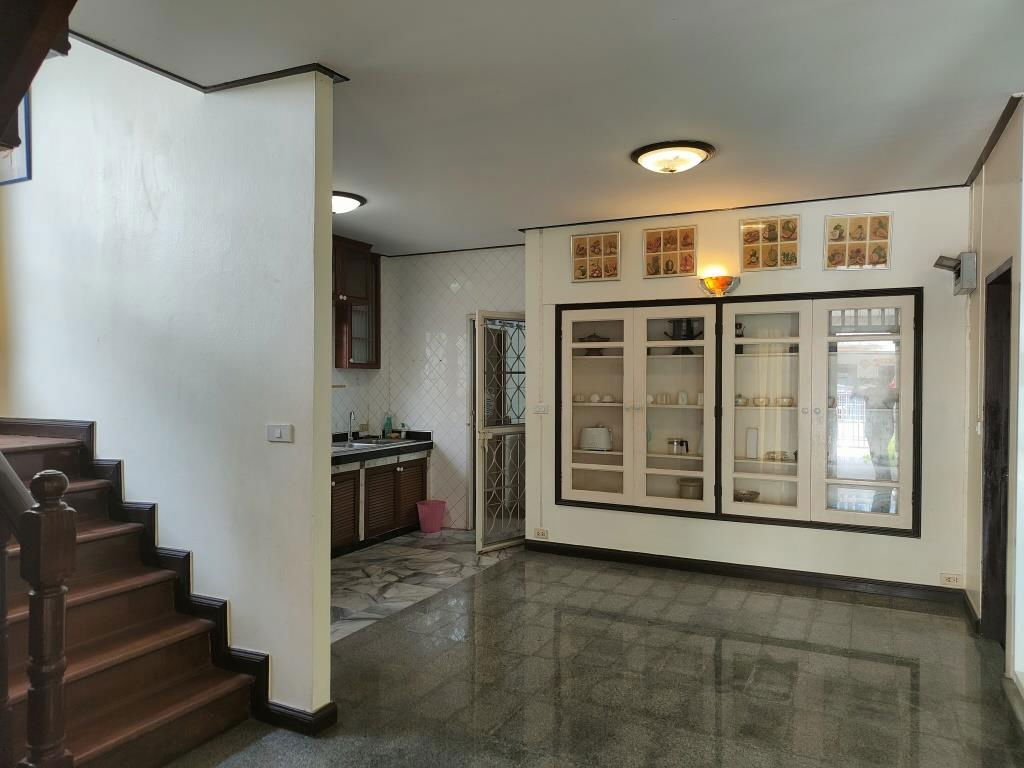 รูป บ้านเดี่ยว 3 ห้องนอน 3 ห้องน้ำ ระเบียงใหญ่ ให้เช่าในหมู่บ้านเพอร์เฟคเพลส รามคำแหง 164 ใกล้โรงเรียนนานาชาติร่วมฤดี RIS   - รูปที่ 2/33