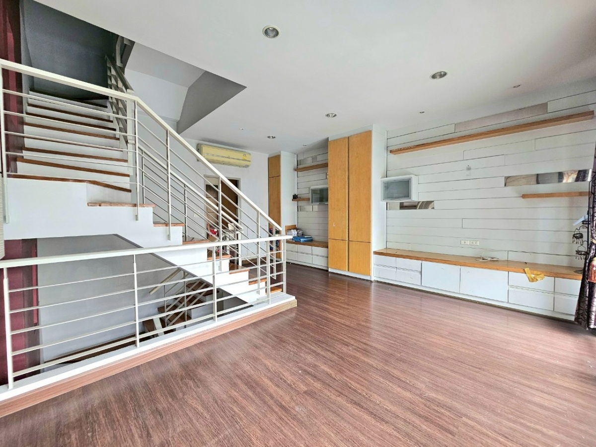 picture Prime Corner Home in a Golden Location! Luxury 3-Storey Townhome – Baan Klang Muang Swiss Town, Kaset–Nawamin - 4/17