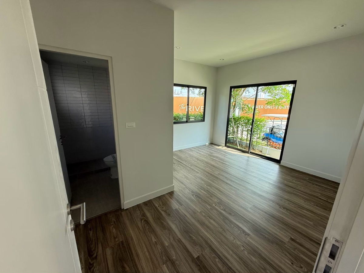 picture European-style detached house by Sansiri, auspicious house number, Saransiri Bangna project (corner unit), next to Bangphli Industrial Estate - 11/25
