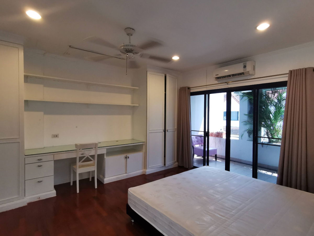 รูป ทาวน์เฮาส์ในโครงการ ขนาต 4 ห้องนอน 5 ห้องน้ำ พื้นที่ประมาณ 400 ตร.ม. สระว่ายน้ำ เดินประมาณ 10 นาทีจาก BTS เอกมัย ใกล้บิ๊กซี - รูปที่ 35/39