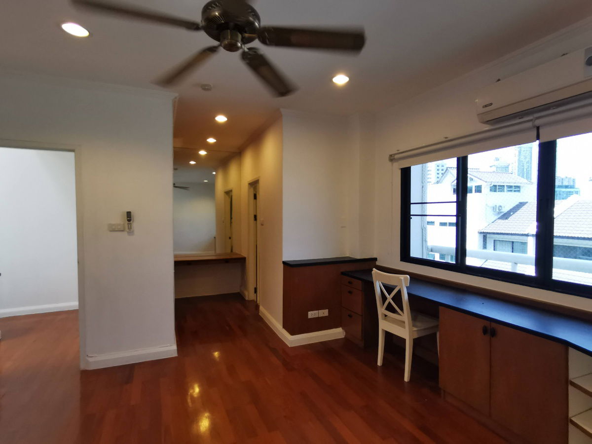 รูป ทาวน์เฮาส์ในโครงการ ขนาต 4 ห้องนอน 5 ห้องน้ำ พื้นที่ประมาณ 400 ตร.ม. สระว่ายน้ำ เดินประมาณ 10 นาทีจาก BTS เอกมัย ใกล้บิ๊กซี - รูปที่ 33/39