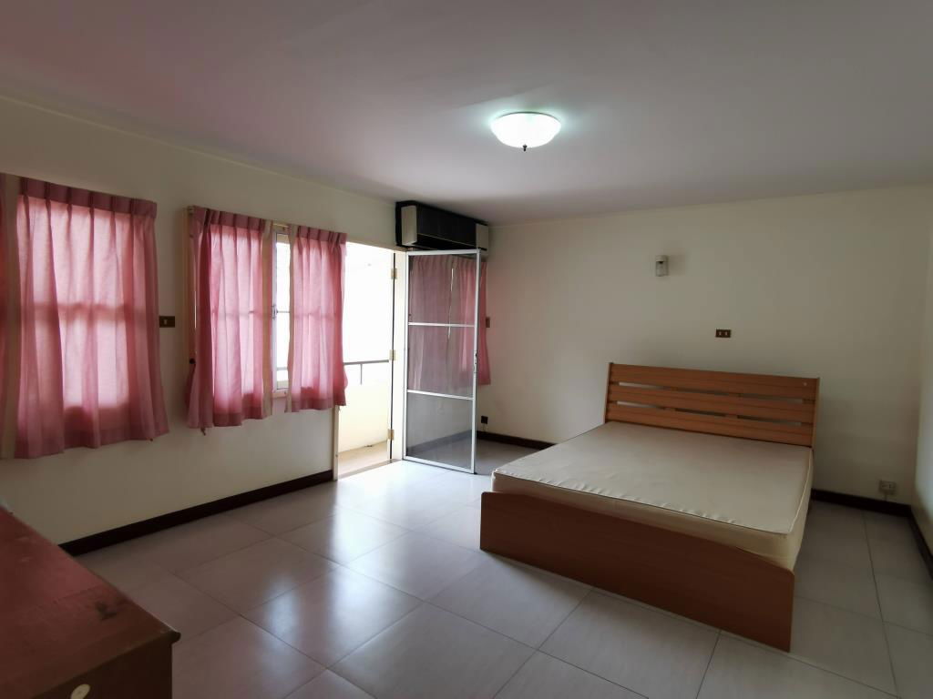 picture Townhouse for rent, 24-hour security, 3 floors, 4 bedrooms, 5 bathrooms, area over 350 sq m. Vibhavadi Rangsit-Ratchadaphisek - 42/57