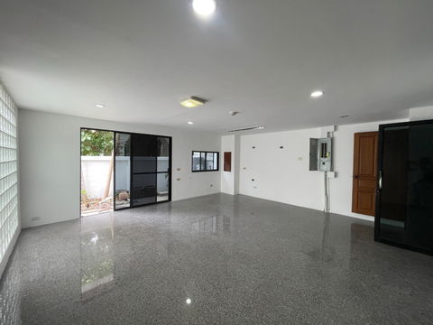Townhouse newly renovated with 4 bedroom 5 bathroom, maid room and 1-2 parking about 350 sq m. unfurnished for rent in Ploenchit-Wireless road  