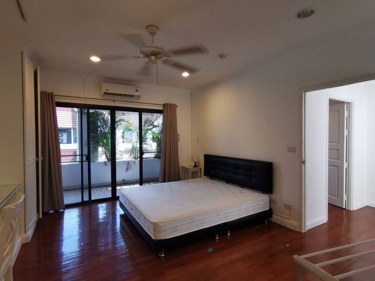 รูป ทาวน์เฮาส์ในโครงการ ขนาต 4 ห้องนอน 5 ห้องน้ำ พื้นที่ประมาณ 400 ตร.ม. สระว่ายน้ำ เดินประมาณ 10 นาทีจาก BTS เอกมัย ใกล้บิ๊กซี - รูปที่ 39/39