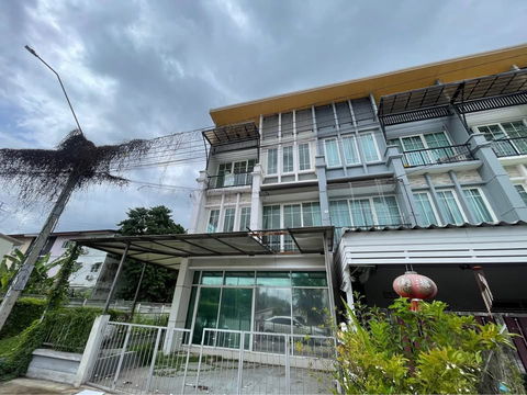 ขายทาวน์โฮม 3 ชั้น หมู่บ้านโกลเด้น ซิตี้ ปิ่นเกล้า-จรัญสนิทวงศ์ 31 ตารางวา