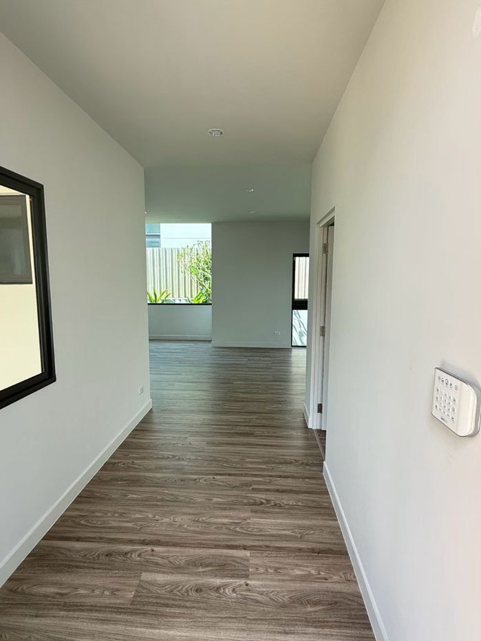 picture European-style detached house by Sansiri, auspicious house number, Saransiri Bangna project (corner unit), next to Bangphli Industrial Estate - 4/25