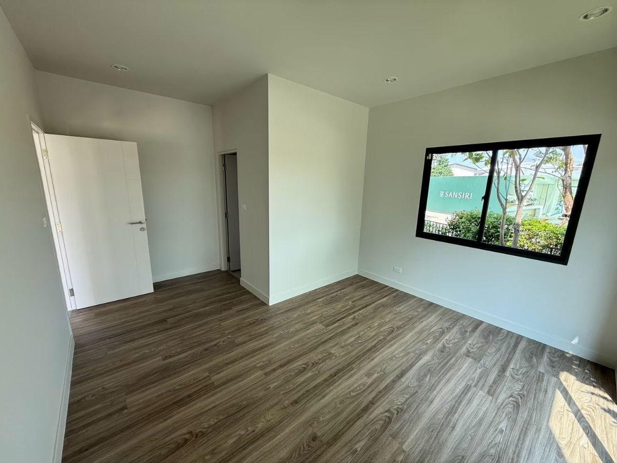 picture European-style detached house by Sansiri, auspicious house number, Saransiri Bangna project (corner unit), next to Bangphli Industrial Estate - 12/25