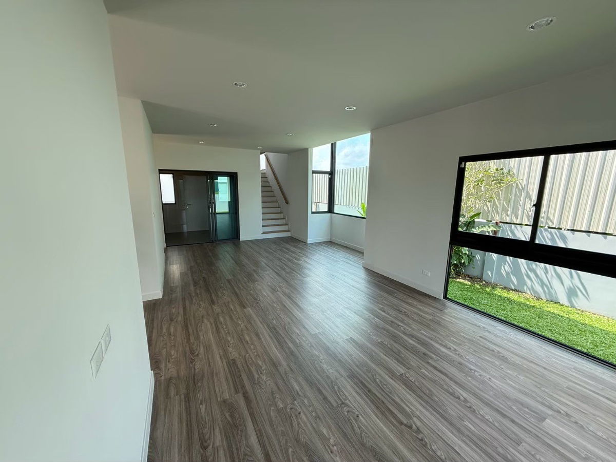 picture European-style detached house by Sansiri, auspicious house number, Saransiri Bangna project (corner unit), next to Bangphli Industrial Estate - 10/25