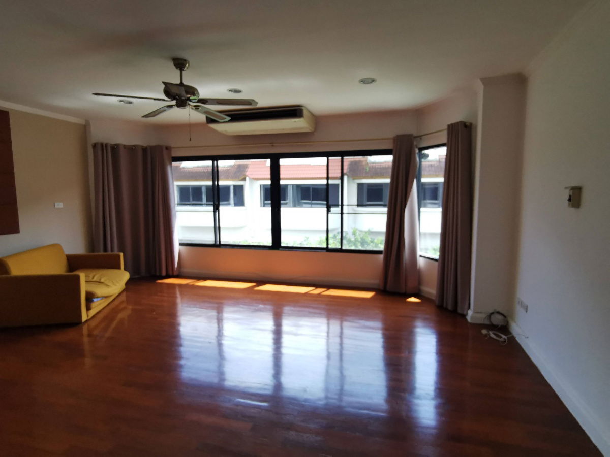 รูป ทาวน์เฮาส์ในโครงการ ขนาต 4 ห้องนอน 5 ห้องน้ำ พื้นที่ประมาณ 400 ตร.ม. สระว่ายน้ำ เดินประมาณ 10 นาทีจาก BTS เอกมัย ใกล้บิ๊กซี - รูปที่ 24/39