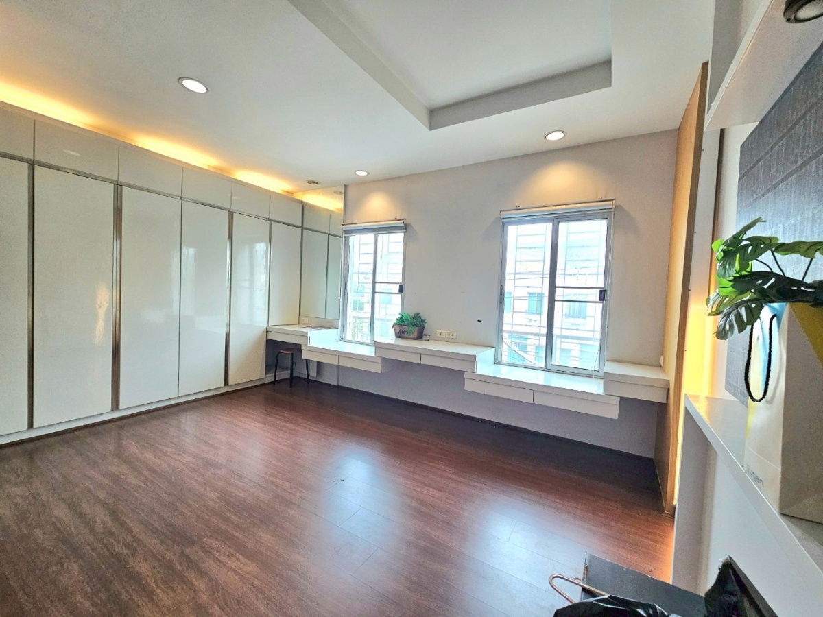 picture Prime Corner Home in a Golden Location! Luxury 3-Storey Townhome – Baan Klang Muang Swiss Town, Kaset–Nawamin - 6/17