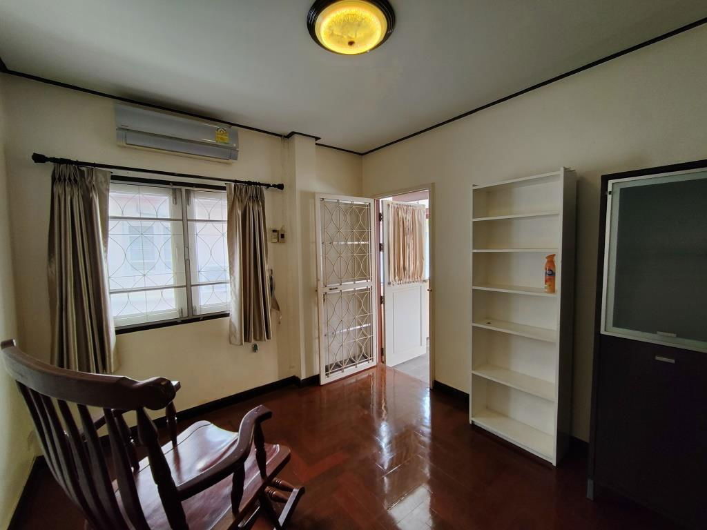 รูป บ้านเดี่ยว 3 ห้องนอน 3 ห้องน้ำ ระเบียงใหญ่ ให้เช่าในหมู่บ้านเพอร์เฟคเพลส รามคำแหง 164 ใกล้โรงเรียนนานาชาติร่วมฤดี RIS   - รูปที่ 23/33