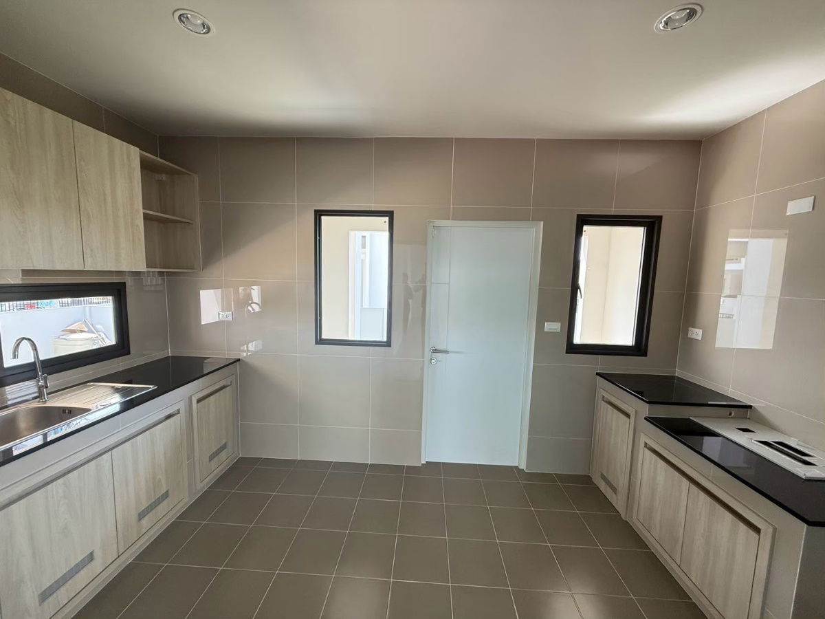 picture European-style detached house by Sansiri, auspicious house number, Saransiri Bangna project (corner unit), next to Bangphli Industrial Estate - 7/25