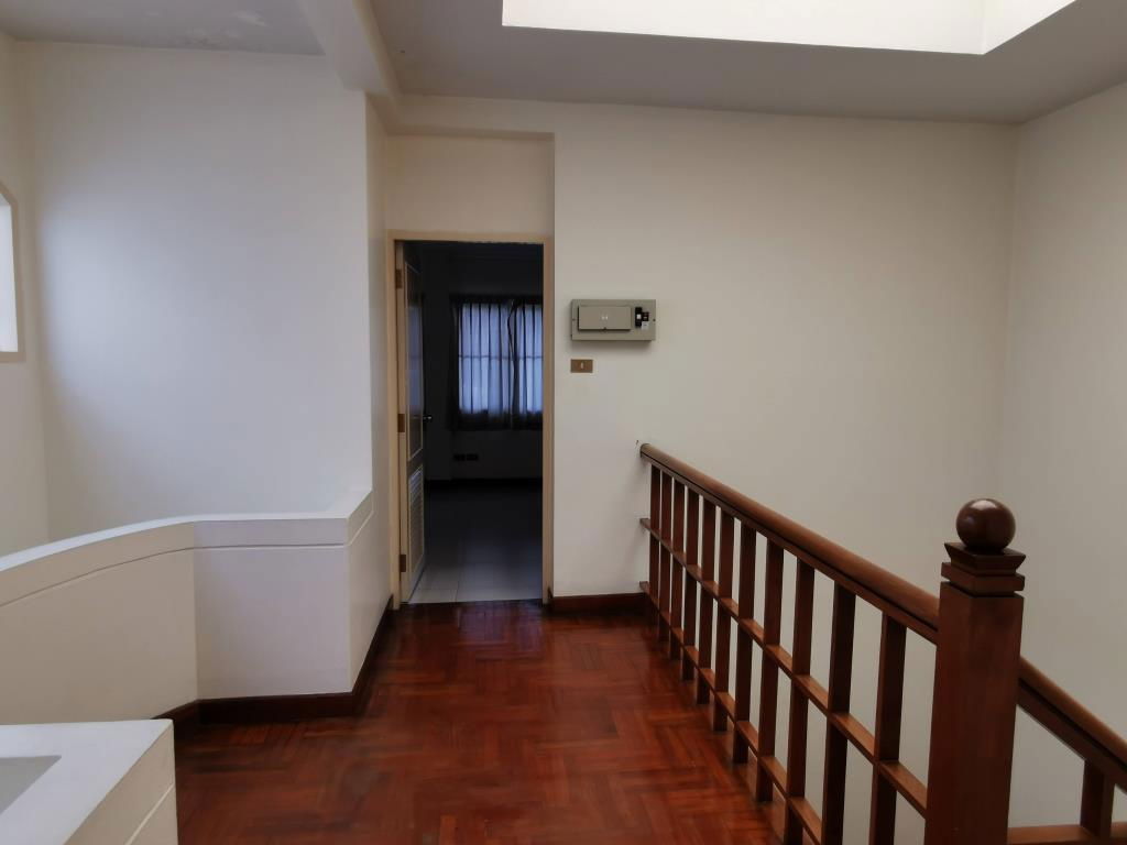 picture Townhouse for rent, 24-hour security, 3 floors, 4 bedrooms, 5 bathrooms, area over 350 sq m. Vibhavadi Rangsit-Ratchadaphisek - 52/57