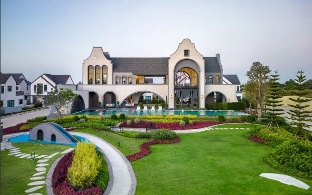 picture European-style detached house by Sansiri, auspicious house number, Saransiri Bangna project (corner unit), next to Bangphli Industrial Estate - 2/25