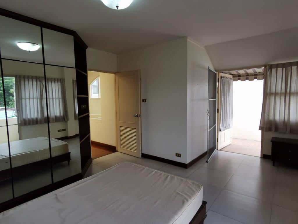 picture Townhouse for rent, 24-hour security, 3 floors, 4 bedrooms, 5 bathrooms, area over 350 sq m. Vibhavadi Rangsit-Ratchadaphisek - 55/57