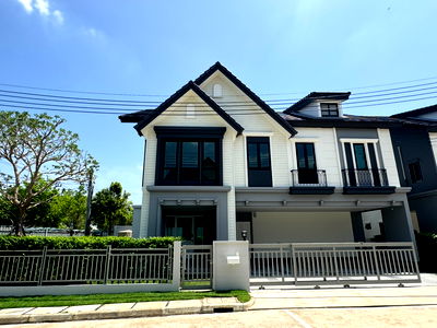 บ้านเดี่ยว กรุงเทพมหานคร : 🏡 ขายบ้านแปลงมุมติดถนนเมน ใกล้สวน ใกล้ทางเข้าโครงการ