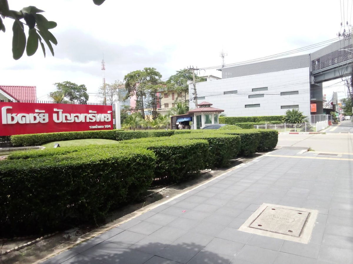 picture Sale*URGENT* Townhome Ramkhamhaeng 184 with interior garden in the garage area - 2/9