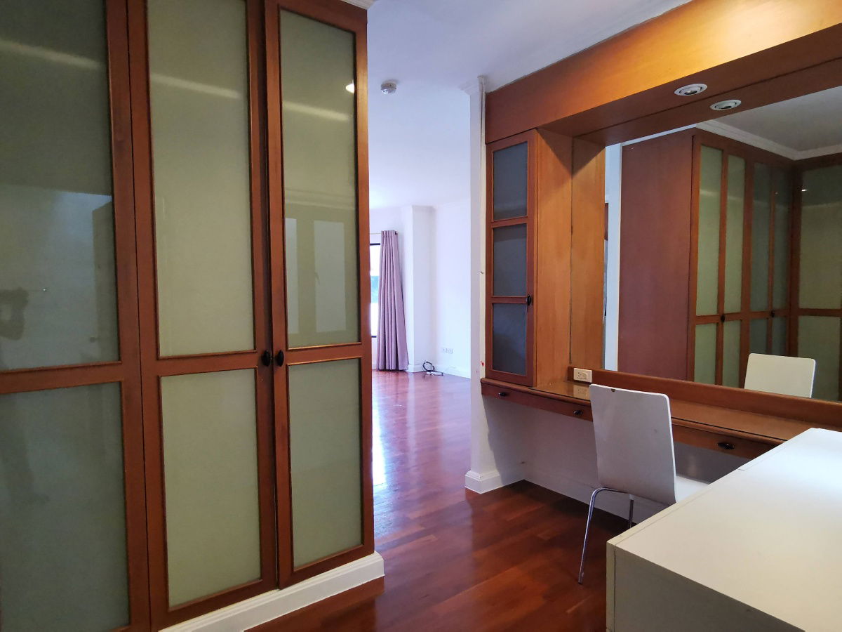 รูป ทาวน์เฮาส์ในโครงการ ขนาต 4 ห้องนอน 5 ห้องน้ำ พื้นที่ประมาณ 400 ตร.ม. สระว่ายน้ำ เดินประมาณ 10 นาทีจาก BTS เอกมัย ใกล้บิ๊กซี - รูปที่ 29/39