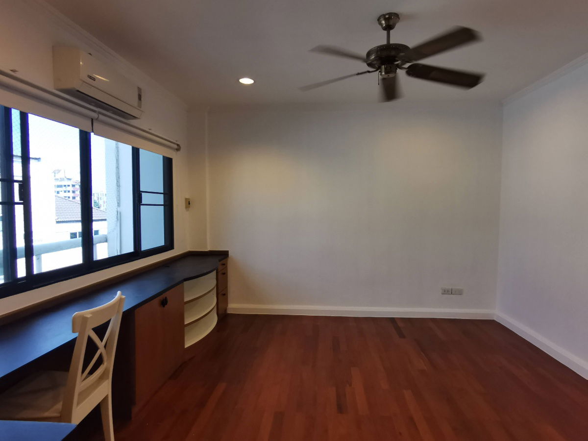 รูป ทาวน์เฮาส์ในโครงการ ขนาต 4 ห้องนอน 5 ห้องน้ำ พื้นที่ประมาณ 400 ตร.ม. สระว่ายน้ำ เดินประมาณ 10 นาทีจาก BTS เอกมัย ใกล้บิ๊กซี - รูปที่ 32/39