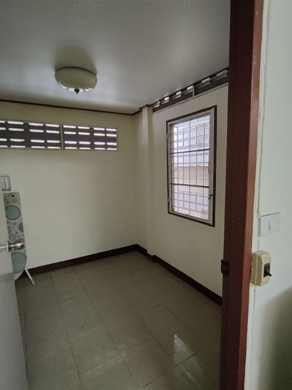 รูป บ้านเดี่ยว 3 ห้องนอน 3 ห้องน้ำ ระเบียงใหญ่ ให้เช่าในหมู่บ้านเพอร์เฟคเพลส รามคำแหง 164 ใกล้โรงเรียนนานาชาติร่วมฤดี RIS   - รูปที่ 11/33