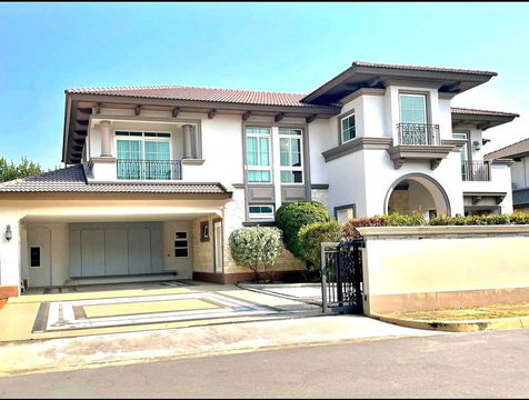 Beautifully decorated large single house for rent with 4 bedrooms at Nantawan Bangna Km.7, near Mega Bangna