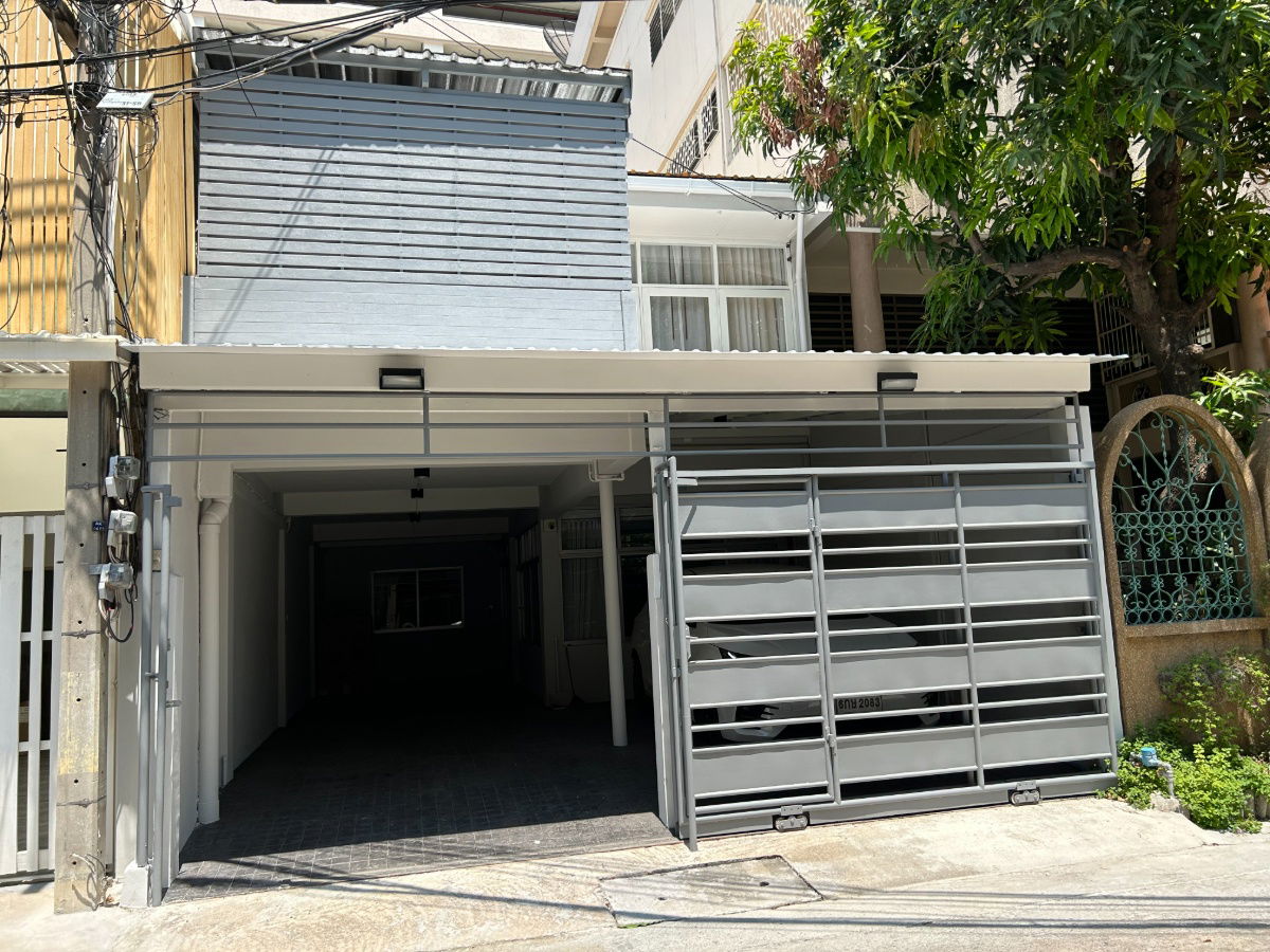 picture Townhouse Nana Sukhumvit Soi 3 for RENT - 1/17