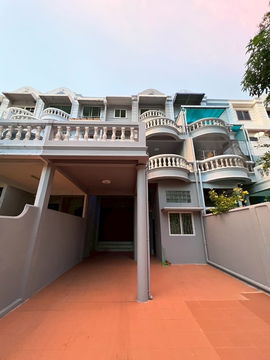 ทาวน์เฮาส์ในทองหล่อ ตกแต่ง 5 ห้องนอน  พื้นที่ประมาณ 450 ตร.ม. พร้อมเฟอร์นิเจอร์