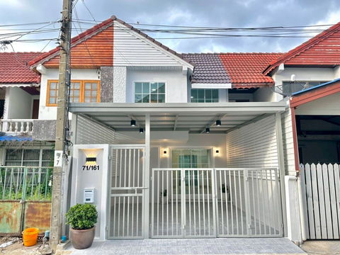 บ้านสวย ใจกลางเมืองนนทบุรี ห่างรถไฟฟ้าเพียง 900 เมตร  #หมู่บ้านอุบลชาติ 2   ไทรม้า  ท่าอิฐ    ใกล้รัตนาธิเบศร์  ใกล้กระทรวงพาณิชย์