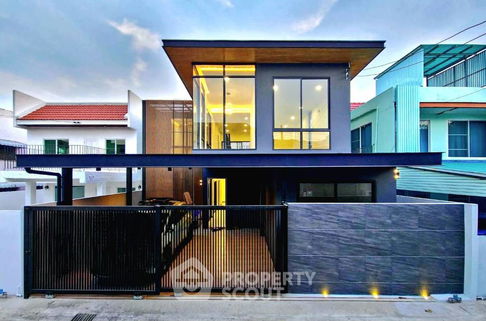3 Bedroom House with a private pool near BTS Bang Chak (ID 2030497)