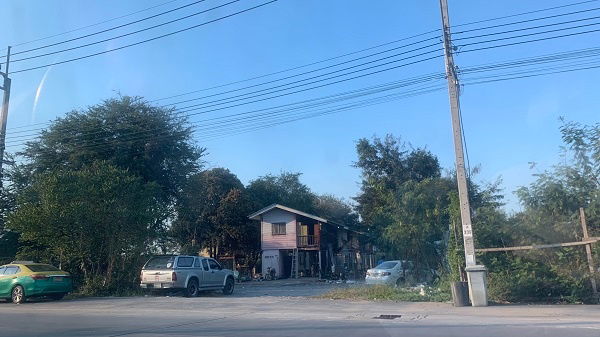 picture Land for rent with a small building on Phutthamonthon Sai 3. Land area: 542 square wah, approximately 30 meters wide. Depth: 72 meters - 2/7