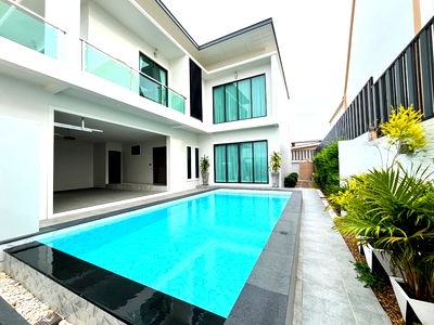 บ้านเดี่ยว ชลบุรี : พูลวิลล่าหรู ใจกลางพัทยา ผ่อนตรงกับโครงการ