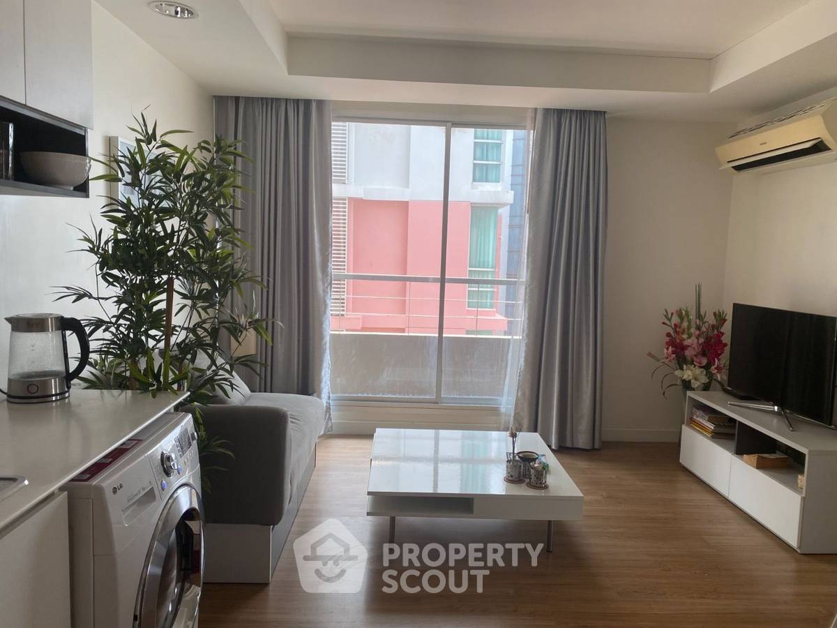 picture 2-BR Condo at The Kris Ratchada 17 near MRT Sutthisan (ID 2042775) - 1/5