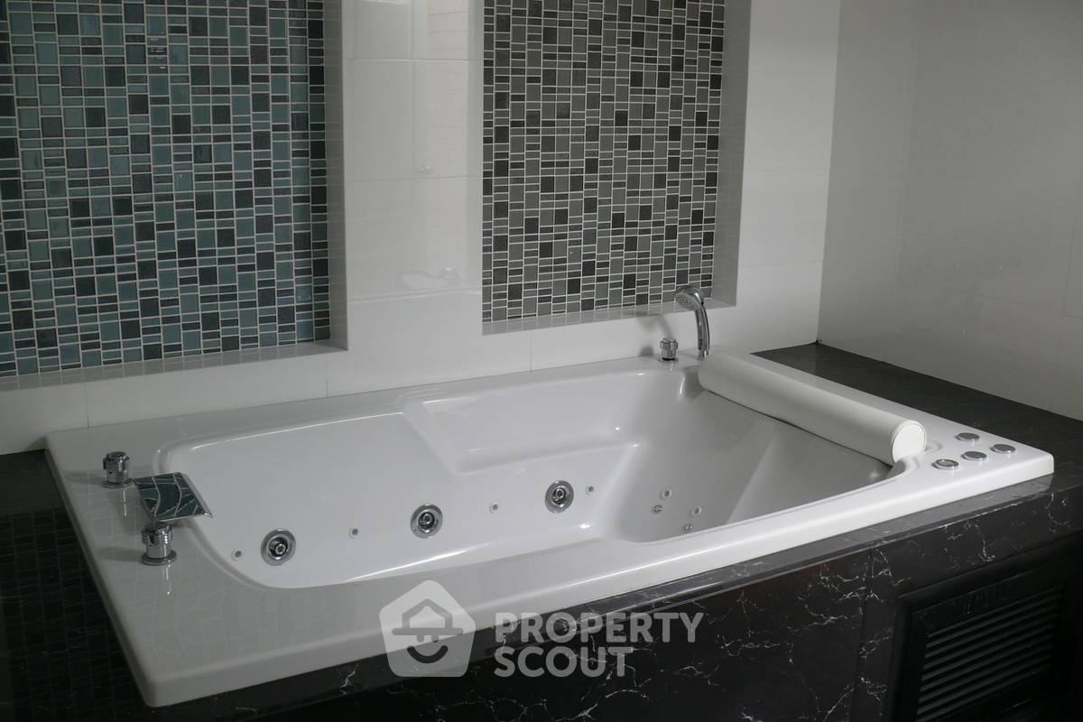 picture 4-BR House near MRT Yaek Tiwanon (ID 2094587) - 8/13