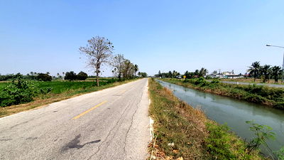 Land for sale Kanchanaburi : Good Feng Shui, excellent location, beautiful, cheap, connected to 3 roads, connected to a large irrigation canal, high land.